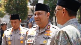 Kapolda Jawa Barat Irjen Pol Dr. Pipit Rismanto, S.I.K., M.H., kembali menunjukkan komitmennya memperkuat kedekatan antara Polri dan masyarakat. Melalui agenda Jum’at Keliling, Kapolda Jabar hadir langsung di tengah masyarakat untuk mempererat silaturahmi sekaligus membangun komunikasi yang lebih erat dengan ulama, tokoh agama dan warga,Jum'at (28/08/2026),( Dok - Foto )