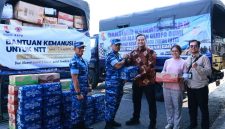 Lanud Husein Sastranegara menyalurkan bantuan kemanusiaan untuk meringankan beban masyarakat yang membutuhkan. Bantuan yang disalurkan berupa 14.400 botol air mineral serta sekitar 1,5 ton bantuan lainnya, yang terdiri atas makanan dan pakaian bekas layak pakai. Bantuan tersebut selanjutnya akan didistribusikan kepada masyarakat terdampak bencana di wilayah NTT, melalui Lanud Halim Perdanakusuma Jakarta, Kamis (3/9/2026),( Dok - Foto )