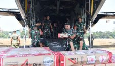 Lanud Halim Perdanakusuma kembali mendukung upaya penanganan kebakaran hutan dan lahan (karhutla) di wilayah Kalimantan dengan mendistribusikan bantuan berupa alat pelindung diri (APD) dan masker serta tabung oksigen .Sabtu (5/9/2026), ( Dok - Foto )