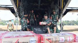 Lanud Halim Perdanakusuma kembali mendukung upaya penanganan kebakaran hutan dan lahan (karhutla) di wilayah Kalimantan dengan mendistribusikan bantuan berupa alat pelindung diri (APD) dan masker serta tabung oksigen .Sabtu (5/9/2026), ( Dok - Foto )