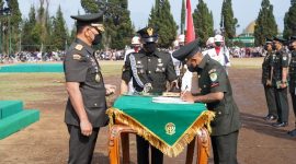 Pangdam III/Siliwangi Mayjen TNI Kosasih, S.E., M.M., bertindak sebagai Inspektur Upacara pada Upacara Penutupan Pendidikan, Pelantikan dan Penyumpahan Prajurit Pendidikan Pertama Tamtama (Dikmata) Infanteri TNI AD Gelombang II Tahun Anggaran 2026, yang dilaksanakan di Lapangan Sapta Marga Dodik Secata Rindam III/Siliwangi, Kampung Cikole, Desa Margamukti, Kecamatan Pangalengan, Kabupaten Bandung, Rabu (9/9/2026),( Dok - Foto )