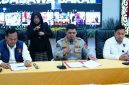 Kepolisian Daerah (Polda) Jawa Barat berhasil mengungkap kasus tindak pidana defacing dan/atau perlindungan data pribadi yang beroperasi melalui media sosial. Dalam kasus ini, tiga orang tersangka berinisial A.S (21), A.R (33), dan B.D.J (22) diamankan di tiga lokasi yang berbeda,( Dok - Foto )