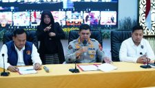 Kepolisian Daerah (Polda) Jawa Barat berhasil mengungkap kasus tindak pidana defacing dan/atau perlindungan data pribadi yang beroperasi melalui media sosial. Dalam kasus ini, tiga orang tersangka berinisial A.S (21), A.R (33), dan B.D.J (22) diamankan di tiga lokasi yang berbeda,( Dok - Foto )