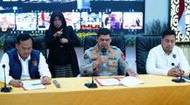 Kepolisian Daerah (Polda) Jawa Barat berhasil mengungkap kasus tindak pidana defacing dan/atau perlindungan data pribadi yang beroperasi melalui media sosial. Dalam kasus ini, tiga orang tersangka berinisial A.S (21), A.R (33), dan B.D.J (22) diamankan di tiga lokasi yang berbeda,( Dok - Foto )