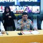 Kepolisian Daerah (Polda) Jawa Barat berhasil mengungkap kasus tindak pidana defacing dan/atau perlindungan data pribadi yang beroperasi melalui media sosial. Dalam kasus ini, tiga orang tersangka berinisial A.S (21), A.R (33), dan B.D.J (22) diamankan di tiga lokasi yang berbeda,( Dok - Foto )