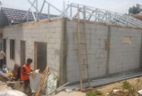  Ibu Ela, warga Kampung Cijawura, Desa Lebak Muncang, Kecamatan Ciwidey, Kabupaten Bandung mendapat bantuan pembangunan Rutilahu dari TNI,( Dok - Foto )