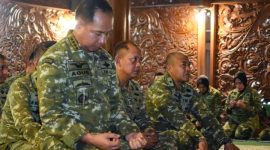 Pangdam IV/Diponegoro Mayjen TNI Achiruddin, S.E., M.Han., mendampingi Panglima TNI Jenderal TNI Agus Subiyanto melaksanakan ziarah rombongan ke Astana Giri Bangun, Karanganyar, Selasa (22/9/2026),( Dok - Foto )