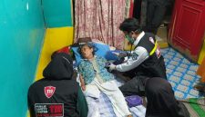 Sinergi dan respon cepat diperlihatkan oleh aparatur wilayah dan tim medis dalam menangani warga yang membutuhkan pertolongan darurat. Layanan ambulans Public Safety Center (PSC) 119 Dinas Kesehatan Kota Sukabumi berhasil mengevakuasi seorang warga lanjut usia (lansia) dalam kondisi tidak sadarkan diri, Rabu (23/9/2026) sore,( Dok - Foto)