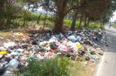Sampah menumpuk di pinggir jalan penghubung Kota Bandung dengan Kabupaten Bandung,( Dok - Foto )