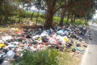 Sampah menumpuk di pinggir jalan penghubung Kota Bandung dengan Kabupaten Bandung,( Dok - Foto )