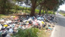 Sampah menumpuk di pinggir jalan penghubung Kota Bandung dengan Kabupaten Bandung,( Dok - Foto )