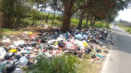 Sampah menumpuk di pinggir jalan penghubung Kota Bandung dengan Kabupaten Bandung,( Dok - Foto )