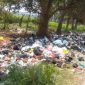 Sampah menumpuk di pinggir jalan penghubung Kota Bandung dengan Kabupaten Bandung,( Dok - Foto )