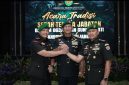 Pangdam III/Siliwangi Mayjen TNI Kosasih, S.E., M.M., memimpin serah terima jabatan (Sertijab) Komandan Korem (Danrem) 063/Sunan Gunung Jati dan Komandan Brigade Infanteri (Danbrigif) 15/Kujang II, yang dilaksanakan di Aula Sunan Gunung Jati, Makorem 063/SGJ, Jalan Brigjen Dharsono By Pass, Kota Cirebon, Sabtu (26/9/2026),( Dok - Foto )