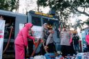 Kapolres Cimahi AKBP Moch Faruk Rozi bersama Ketua Bhayangkari Cabang Cimahi Bagikan air bersih,( Dok - Foto )