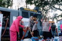Kapolres Cimahi AKBP Moch Faruk Rozi bersama Ketua Bhayangkari Cabang Cimahi Bagikan air bersih,( Dok - Foto )