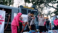 Kapolres Cimahi AKBP Moch Faruk Rozi bersama Ketua Bhayangkari Cabang Cimahi Bagikan air bersih,( Dok - Foto )