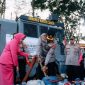 Kapolres Cimahi AKBP Moch Faruk Rozi bersama Ketua Bhayangkari Cabang Cimahi Bagikan air bersih,( Dok - Foto )