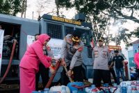 Kabid Humas Polda Jabar Kombes Pol. Hendra Rochmawan S.I.K., M.H mengatakan bahwa Kepedulian Polri terhadap masyarakat kembali diwujudkan Polres Cimahi melalui aksi bakti sosial berupa pendistribusian air bersih kepada warga asrama dan masyarakat di sekitar lingkungan Polres Cimahi,( Dok - Foto )