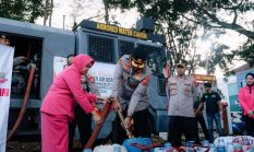 Kemarau Panjang, Polisi Salurkan 8.000 Liter Air Bersih Setiap Hari untuk Warga Asrama dan Sekitar