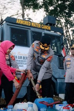 Kemarau Panjang, Polisi Salurkan 8.000 Liter Air Bersih Setiap Hari untuk Warga Asrama dan Sekitar
