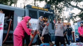Kabid Humas Polda Jabar Kombes Pol. Hendra Rochmawan S.I.K., M.H mengatakan bahwa Kepedulian Polri terhadap masyarakat kembali diwujudkan Polres Cimahi melalui aksi bakti sosial berupa pendistribusian air bersih kepada warga asrama dan masyarakat di sekitar lingkungan Polres Cimahi,( Dok - Foto )