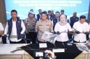 Kapolres Cimahi, AKBP Moh Faruk Rozi mengatakan, enam orang yang telah ditetapkan tersangka dan dilakukan penahanan adalah inisial HR (21), R (24), JR (22), G (23), FF (19), dan penadah inisial IR (46),( Dok - Foto )