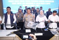 Kapolres Cimahi, AKBP Moh Faruk Rozi mengatakan, enam orang yang telah ditetapkan tersangka dan dilakukan penahanan adalah inisial HR (21), R (24), JR (22), G (23), FF (19), dan penadah inisial IR (46),( Dok - Foto )