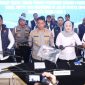 Kapolres Cimahi, AKBP Moh Faruk Rozi mengatakan, enam orang yang telah ditetapkan tersangka dan dilakukan penahanan adalah inisial HR (21), R (24), JR (22), G (23), FF (19), dan penadah inisial IR (46),( Dok - Foto )