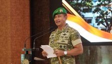 Komandan Pusat Kesenjataan Infanteri (Danpussenif) Letjen TNI Iwan Setiawan, S.E., M.M., memimpin acara Laporan Korps Kenaikan Pangkat Perwira, PNS Golongan III, serta Bintara dan Tamtama periode 1 Oktober 2026, bertempat di Graha Yuddhawastu Pramuka Pussenif, Bandung, Selasa (6/10/2026),( Dok - Foto )