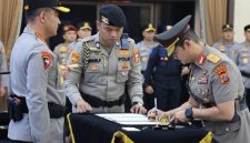 Kapolri Jenderal Suyudi Ario Seto melantik Irjen Sonny Irawan sebagai Kepala Kepolisian Daerah Sumatera Utara (Kapolda Sumut), menggantikan Irjen Whisnu Hermawan,( Dok - Foto )