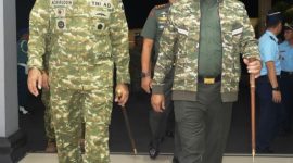 Pangdam IV/Diponegoro Mayjen TNI Achiruddin, S.E., M.Han., menyambut kedatangan Panglima TNI Jenderal TNI Agus Subiyanto, S.E., M.Si., di Lanud Adi Sutjipto, Yogyakarta, Rabu malam (7/10/2026),( Dok - Foto )