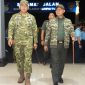 Pangdam IV/Diponegoro Mayjen TNI Achiruddin, S.E., M.Han., menyambut kedatangan Panglima TNI Jenderal TNI Agus Subiyanto, S.E., M.Si., di Lanud Adi Sutjipto, Yogyakarta, Rabu malam (7/10/2026),( Dok - Foto )