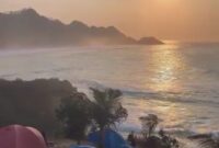 Keberadaan area camping memberikan kesempatan bagi wisatawan untuk menikmati keindahan Pantai Menganti sejak pagi hingga sore hari. Pengunjung dapat menyaksikan perubahan suasana alam, mulai dari udara pagi yang sejuk, panorama matahari terbit, hingga pemandangan matahari terbenam yang menghiasi ufuk barat,( Dok - Foto )