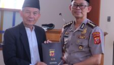 Inspektur Pengawasan Daerah (Irwasda) Polda Jabar Kombes Pol. Benny Subandi S.I.K., M.Si beserta Pejabat Utama (PJU) Polda Jabar tampak hadir di tengah- tengah warga,( Dok - Foto )