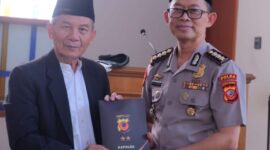 Inspektur Pengawasan Daerah (Irwasda) Polda Jabar Kombes Pol. Benny Subandi S.I.K., M.Si beserta Pejabat Utama (PJU) Polda Jabar tampak hadir di tengah- tengah warga,( Dok - Foto )