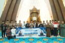 Kepala Kepolisian Daerah (Kapolda) Jawa Barat, Irjen Pol Hengki. Kehadiran pimpinan tertinggi kepolisian di Jawa Barat tersebut bertujuan untuk membaur dan melaksanakan ibadah bersama jemaah Masjid Raya Al-Jabbar,( Dok - Foto )