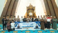 Kepala Kepolisian Daerah (Kapolda) Jawa Barat, Irjen Pol Hengki. Kehadiran pimpinan tertinggi kepolisian di Jawa Barat tersebut bertujuan untuk membaur dan melaksanakan ibadah bersama jemaah Masjid Raya Al-Jabbar,( Dok - Foto )
