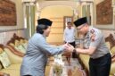 Kapolres Kebumen AKBP Rachmad C. Yusuf bersilaturahmi dengan pengasuh Pondok Pesantren Al Kahfi Somalangu, KH. Afifuddin Chanif Al-Hasani,( Dok - Foto )
