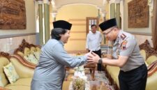 Kapolres Kebumen AKBP Rachmad C. Yusuf bersilaturahmi dengan pengasuh Pondok Pesantren Al Kahfi Somalangu, KH. Afifuddin Chanif Al-Hasani,( Dok - Foto )