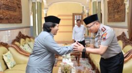 Kapolres Kebumen AKBP Rachmad C. Yusuf bersilaturahmi dengan pengasuh Pondok Pesantren Al Kahfi Somalangu, KH. Afifuddin Chanif Al-Hasani,( Dok - Foto )