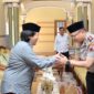 Kapolres Kebumen AKBP Rachmad C. Yusuf bersilaturahmi dengan pengasuh Pondok Pesantren Al Kahfi Somalangu, KH. Afifuddin Chanif Al-Hasani,( Dok - Foto )