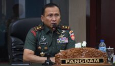 Pangdam IV/Diponegoro Mayjen TNI Sudaryanto, S.E., M.Han., memimpin entry briefing bersama para komandan satuan jajaran Kodam IV/Diponegoro secara tatap muka dan melalui video conference (vicon) di Aula Makodam IV/Diponegoro, Selasa (20/10/2026),( Dok - Foto )