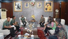 Pangdam IV/Diponegoro Mayjen TNI Sudaryanto, S.E., M.Han., menerima audiensi Regional Chief Executive Officer (CEO) BNI, Mesah Roni Ginting, beserta tim di ruang kerja Pangdam IV/Diponegoro, Rabu (21/10/2026),( Dok - Foto )