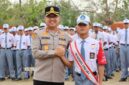 Kapolres Kebumen AKBP Rachmad C. Yusuf menjadi inspektur upacara dalam upacara bendera di SMK Negeri 2 Kebumen,( Dok - Foto )