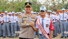 Kapolres Kebumen AKBP Rachmad C. Yusuf menjadi inspektur upacara dalam upacara bendera di SMK Negeri 2 Kebumen,( Dok - Foto )