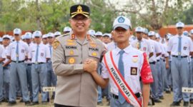 Kapolres Kebumen AKBP Rachmad C. Yusuf menjadi inspektur upacara dalam upacara bendera di SMK Negeri 2 Kebumen,( Dok - Foto )