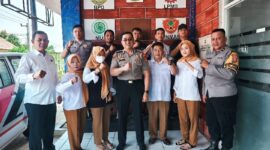 Kapolsek Cikalongwetan AKP Deden Indrajaya, S.H., M.M., bersama jajaran melaksanakan kegiatan sambang kamtibmas di Balai Desa Puteran, Kecamatan Cikalongwetan, Kabupaten Bandung Barat, Senin (26/10/2026),( Dok - Foto )