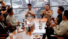 Kapolres Cimahi AKBP Endy Desianto, S.E., S.I.K., M.Pd., merangkul berbagai elemen mahasiswa dalam kegiatan silaturahmi dan dialog bersama yang digelar di Kopi Insight, Jalan Pesantren No. 02, Kelurahan Cibabat, Kecamatan Cimahi Utara, Kota Cimahi, Selasa (27/10/2026),( Dok - Foto )