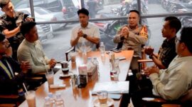 Kapolres Cimahi AKBP Endy Desianto, S.E., S.I.K., M.Pd., merangkul berbagai elemen mahasiswa dalam kegiatan silaturahmi dan dialog bersama yang digelar di Kopi Insight, Jalan Pesantren No. 02, Kelurahan Cibabat, Kecamatan Cimahi Utara, Kota Cimahi, Selasa (27/10/2026),( Dok - Foto )
